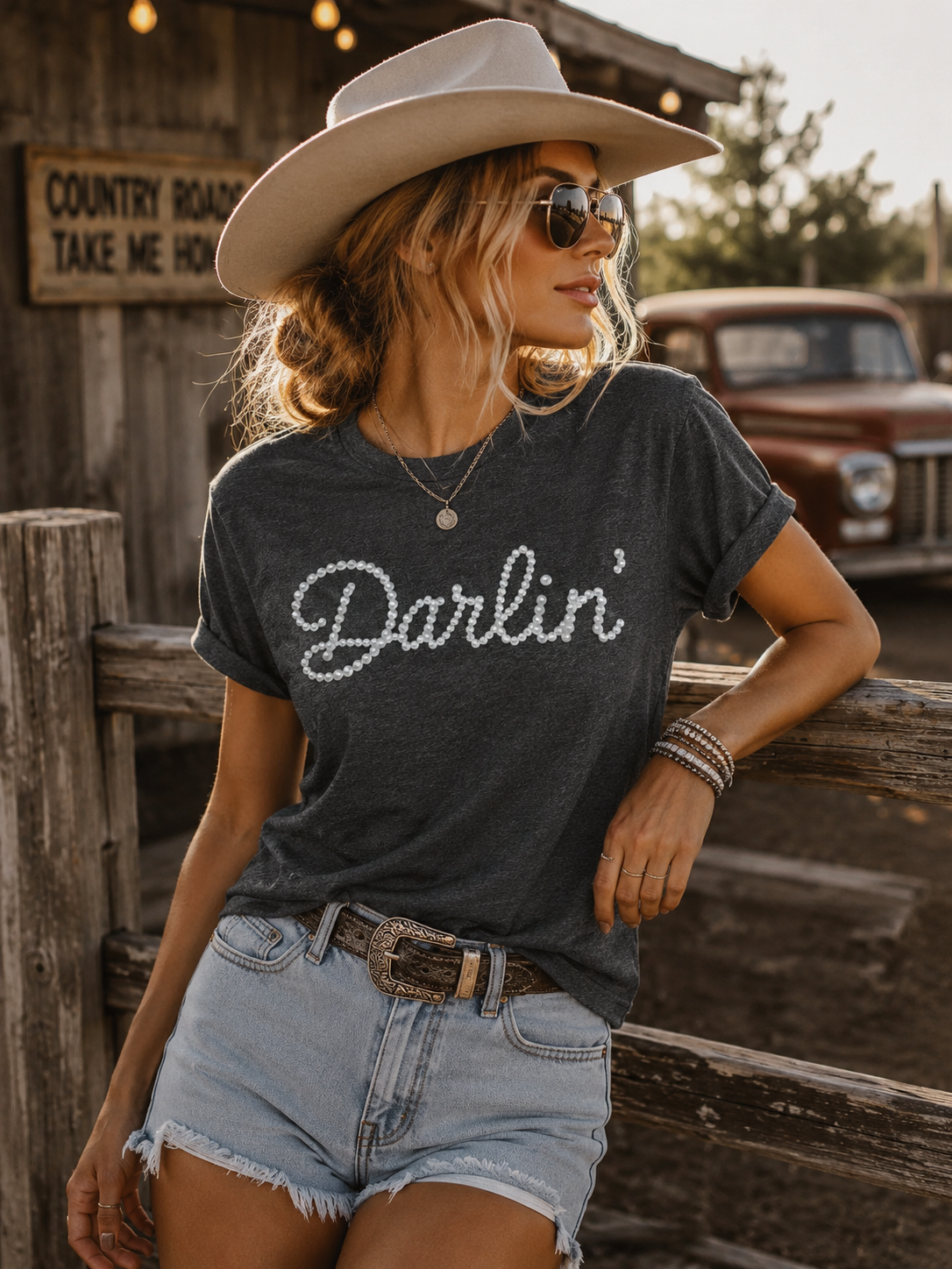 HEY DARLIN' Graphic Tee